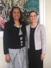 La Canciller de Jamaica, Kamina Johnson Smith, y la Embajadora de Cuba, Inés Fors Fernández, en la sede del Ministerio de Relaciones Exteriores y Comercio Exterior.