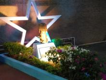 Busto de José Martí a la entrada de la Embajada.