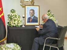 Firma de libro de condolencias tras deceso del ex presidente José Eduardo dos Santos