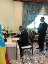 Embajador cubano Fernando Pérez Maza firma libro de condolencias en la Embajada de Etiopía en Kuwait