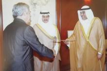Embajador cubano Fernando Pérez Maza presenta copias de estilo al Vice Primer Ministro y Ministro de Relaciones Exteriores de Kuwait