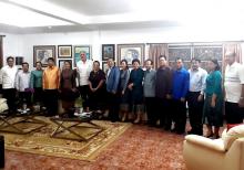 La Presidente de la Asamblea Nacional de la República Democrática Popular Lao, visita la Embajada de Cuba.