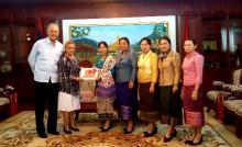 Presidenta de la Unión de Mujeres de Laos recibe al Embajador de Cuba.