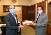 El embajador Florentino Bastista y el secretario general de UMNO, Datuk Seri Ahmad Maslan. Foto cortesía de UMNO