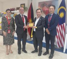 El embajador cubano y el Vice Premier de Sarawak, al centro, durante visita de cortesía