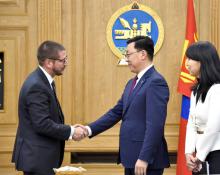 Primer Ministro de Mongolia recibe al Embajador cubano. 