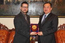Recibe el Fiscal General de Mongolia al Embajador de Cuba.