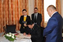 Firman el Presidente y Secretario General de la Organización Mongola por la Paz y la Amistad el libro de condolencias
