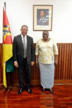 Ministra de Exteriores de Mozambique y Embajador de Cuba en Maputo