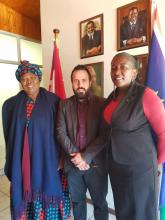 Dirigente partidista de la SWAPO sostiene encuentro con diplomático cubano. 