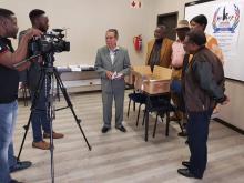 Embajada de Cuba entrega donación de libros de la Editorial Pathfinder a la Escuela de la SWAPO. 