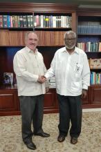 Padre Fundador de Namibia recibe al Embajador de Cuba.