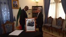 Le chargé d'affaires de Cuba au Niger signe un livre de condoléances pour la disparition physique du président iranien.