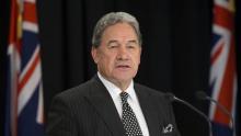 El Canciller Winston Peters en una conferencia de prensa en la sede del gobierno