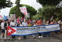 Centenas de personas se manifiestan en Lisboa en rechazo al bloqueo económico contra Cuba