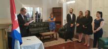 Firman en la Embajada de Cuba Código de Ética de los Cuadros de la Revolución