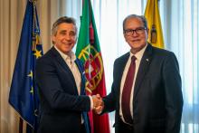 Embajador cubano intercambia con el presidente de la Cámara Municipal de Santo Tirso.