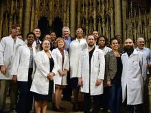Miguel Díaz-Canel junto a jóvenes médicos graduados en la ELAM. 