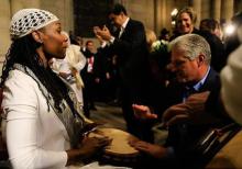 Miguel Díaz-Canel toca la percusión en la Iglesia Riverside. En segundo plano se observa a Nicolás Maduro aplaudiendo y a Lis Cuesta, esposa del presidente cubano, sonriente