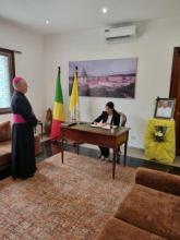 Firma Embajadora de Cuba en República del Congo libro de condolencias por fallecimiento del Papa Francisco