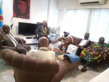 Visitan reyes tradicionales africanos la embajada cubana en Kinshasa.