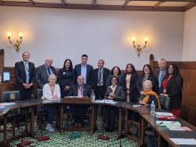 Embajadora de Cuba se reúne con miembros del Parlamento británico.