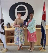 Londres, 13 de agosto de 2024. La Embajadora de Cuba ante el Reino Unido de Gran Bretaña e Irlanda del Norte, Ismara Vargas Walter, visitó la sede de la Organización Internacional del Café (OIC), donde fue recibida por su directora ejecutiva, Vanúsia Nogueira. La Embajadora ratificó el interés de Cuba de continuar trabajando de conjunto con la OIC, para lo cual suscribirá el nuevo Acuerdo Internacional del Café durante la próxima sesión del Consejo del Café, el 12 de septiembre de 2024. 
