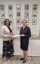 Presenta Copias de Estilo Embajadora designada de Cuba en Reino Unido.
