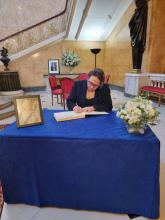 Embajadora de Cuba firmó libro de condolencias ante el fallecimiento de la Reina Isabel II.
