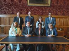 Ministra de Educación de Cuba intercambia con miembros del Parlamento británico