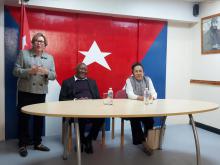 Vicepresidente de Cuba intercambia con miembros de la misión estatal en Reino Unido.