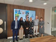 En representación de la Embajada de Cuba en el Reino Unido, Orestes Martínez, Consejero de prensa y Soima Méndez, Primera secretaria para asuntos económicos y comerciales, realizaron una visita de trabajo a la ciudad de Cardiff, capital de Gales. 