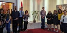 Jóvenes comunistas presentan obra de arte a embajada de Cuba en expresión de solidaridad