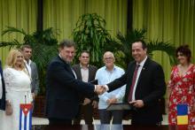 Los ministros de Salud de Cuba y Rumanía se saludan luego de firmar un Acuerdo en materia de Salud en La Habana. 