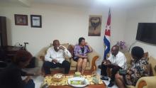 Renwick Rose y familia presentan condolencias a Embajadora de Cuba