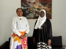 Madame l'ambassadeur Maydolis Sosa Hilton avec Oumou Kalsoum Sall, directrice de la Coopération internationale et du Protocole de l'Assemblée nationale du Sénégal.