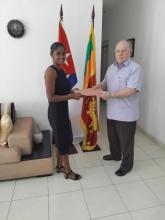 Recibe embajador a estudiante de Sri Lanka que comienza este curso sus estudios de Medicina en Cuba. 
