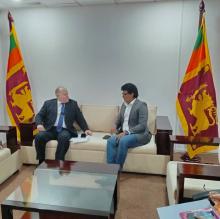 Embajador de Cuba entrega invitación para participar en FIHAV 2025 al ministro de Comercio de Sri Lanka 