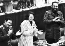 Raúl Castro, Vilma Espín y Fidel Castro (de izquierda a derecha) durante un Congreso de la Federación de Mujeres Cubanas