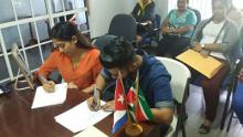 Firma de Código de Ética de becarios surinameses