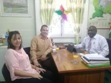 Sostienen Embajador de Cuba en Suriname y Director de Salud Regional fraternal encuentro. Médicos cubanos en Suriname