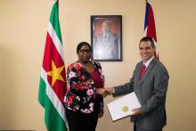 Embajador de Cuba en Suriname presenta Copias de Estilo ante Canciller Yldiz Pollack-Beighle