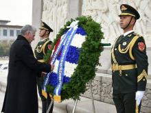 Presidente #DíazCanel rinde honores a Mao Zedong y a los Héroes del Pueblo chino en la Plaza Tiananmén