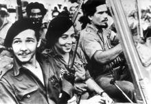 El General de Ejército dedicó un ramo de flores a la Heroína de la Sierra y el Llano al cumplirse 14 años de su desaparición física