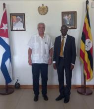Director de la Escuela de Negocios de la Universidad de Makerere, Dr. Moses Muhwezi es recibido en la Embajada de Cuba en Uganda. 