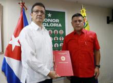 Diputados venezolanos entregan a embajador de Cuba acuerdo en honor a héroes caídos 