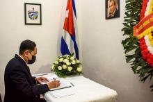 El miembro del Buró Político y vicepresidente de la Asamblea Nacional de Vietnam, Tran Thanh Man, firma el libro de condolencias.