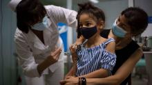 Una niña es vacunada con Soberana 02 en La Habana, Cuba, el 24 de agosto. Foto: AP