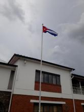 Izando bandera cubana
